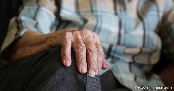 Grosseto, anziano ridotto in schiavitù da moglie e figlio: lasciato a digiuno, picchiato, insultato e costretto a girare nudo per casa