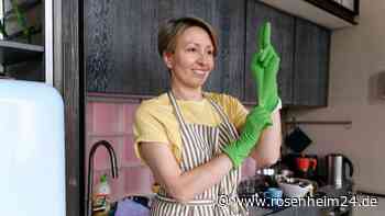 Küchenschränke von Fett befreien – zwei Hausmittel lösen hartnäckige Ablagerungen auf der Oberseite