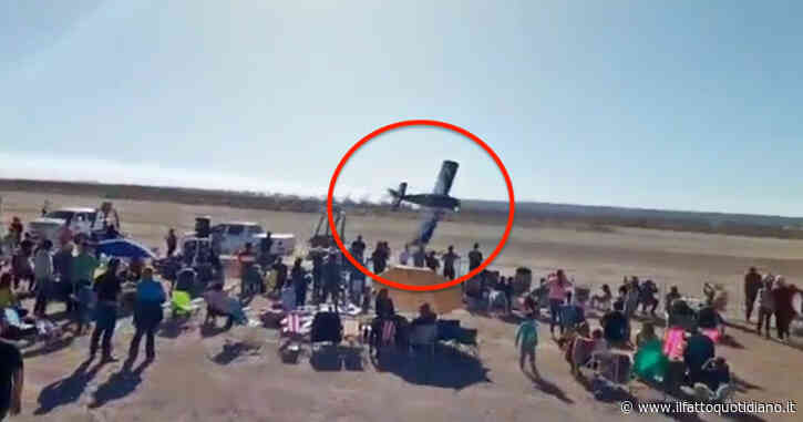 Paura durante il volo acrobatico, il pilota riprendere il controllo dell’aereo all’ultimo secondo ed evita la tragedia