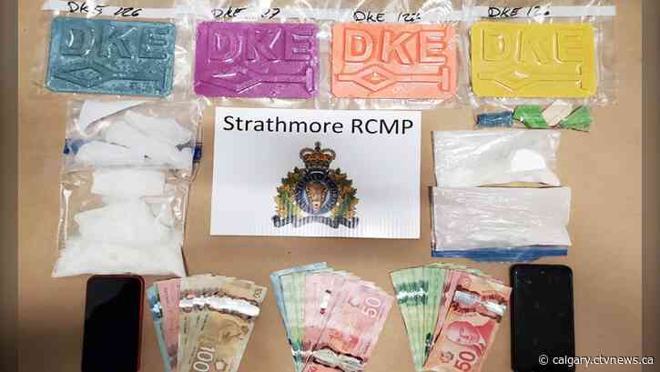 2 Calgary men charged after Strathmore RCMP seize drugs, cash at check stop