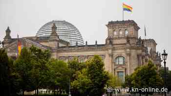 Regenbogenflagge vom Bundestag kommt in Berliner Museum