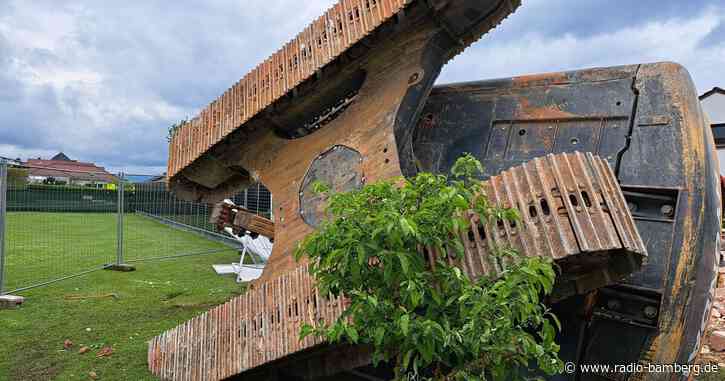 Bagger nach Sturz von Hausruine wieder aufgestellt