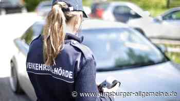 Frau rastet wegen Strafzettel aus, greift Politesse an und flüchtet