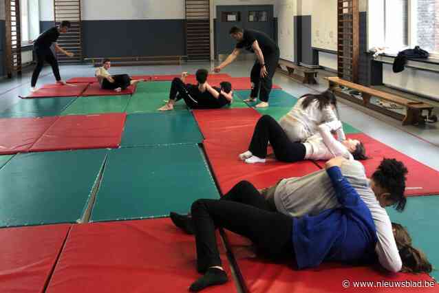 Energieke lesmarathon levert Fedasil kickertafel op