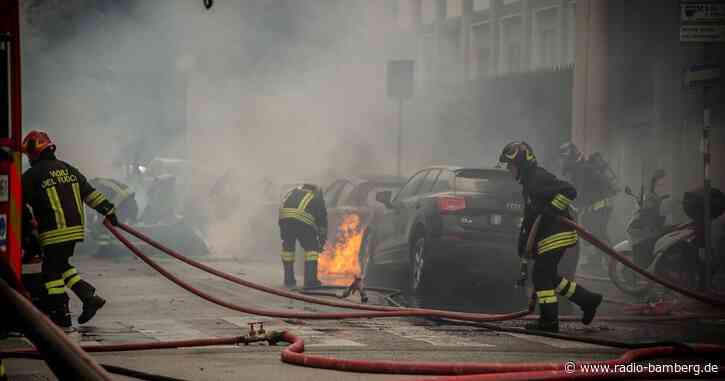 Explosion und Brand von Fahrzeugen in Mailand