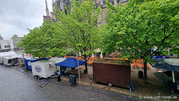 Mit nur einem Schlag: Ulmer OB Czisch eröffnet Ulmer Kleinbrauermarkt mit Faßanstich