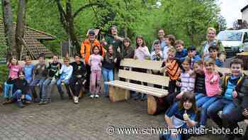 EC-Freizeitheim Dobel: Junge Gäste fertigen  Holzbänke