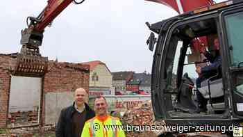 Abriss-Bagger machen Platz für Helmstedts neuen Edeka-Markt