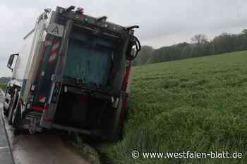 Unfall in Spenge: Müllwagen landet im Graben