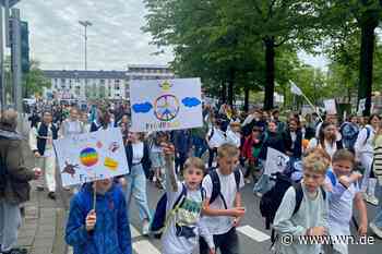 Tausende Schülerinnen und Schüler ziehen durch die Innenstadt