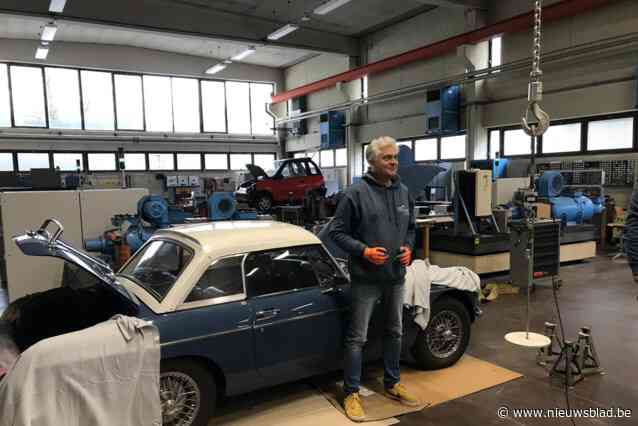 Stefan (50) bouwt zijn oldtimer om tot elektrische auto: “Dit is een testcase: daarna pakken we wagens aan die nu schroot worden omdat ze de stad niet meer in mogen”