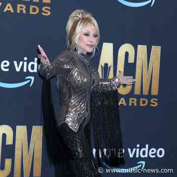 Dolly Parton pays tribute to Naomi Judd and Loretta Lynn during ACM Awards