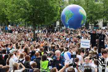 Große Friedensdemonstration im Schatten des Krieges