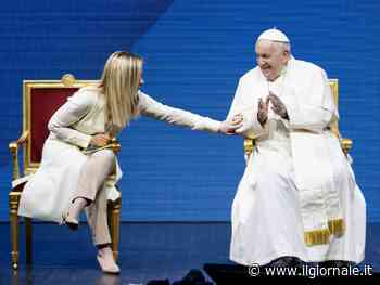 “Ci siamo vestiti uguali”. Il Papa scherza con Giorgia Meloni