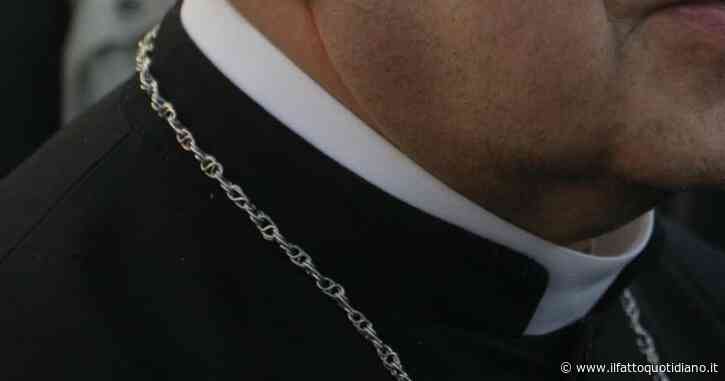 Prete nudo in canonica insieme a dei minori per “spirito di cameratismo”: arriva il patteggiamento