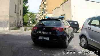 Ricercato fornisce falso nome, poi si scaglia contro i carabinieri che lo scoprono