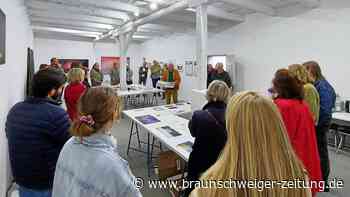 Atelierbesucher sehen in Weferlingen ausgezeichnete Fotokunst