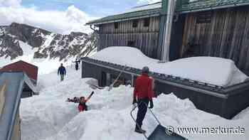 Schnee schaufeln für den Saisonauftakt auf der Tölzer Hütte am Schafreiter