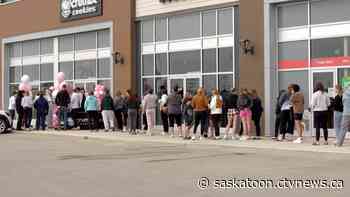 'These are really big cookies': Crumbl Cookies draws crowd in Saskatoon