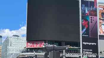 Man dead after daylight stabbing near Yonge-Dundas Square