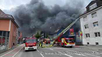 Millionenschaden nach Großbrand: Feuer zerstört Jehle-Fachmarkt in Ulm