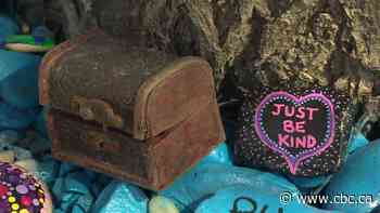 Winnipeg homeowner creates 'kindness garden' on Leila Avenue boulevard