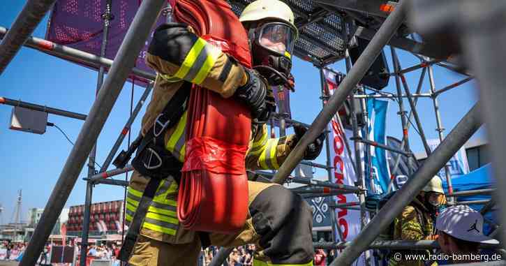 Feuerwehrleute treten im Wettkampf gegeneinander an