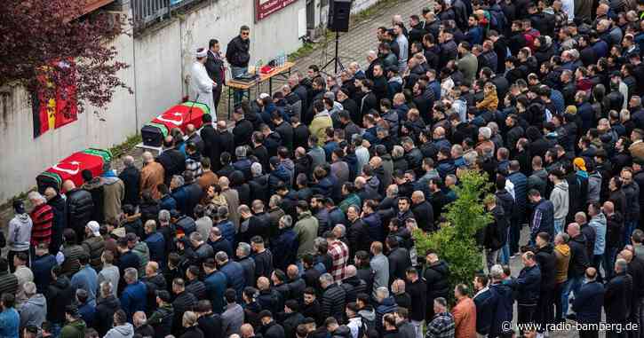 Trauergebet nach tödlichen Schüssen im Mercedes-Werk