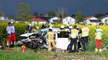Toyota-Fahrer prallt frontal gegen Baum und wird in Auto eingeklemmt - Heli im Einsatz
