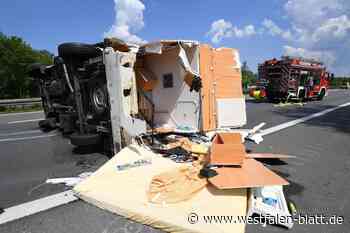 Reifenplatzer: Wohnmobil schleudert über die A2