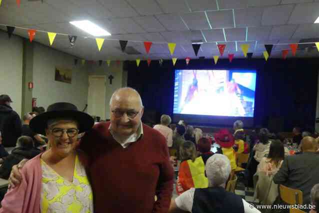 Vader Gustaph juicht zoon aan in afgeladen parochiezaal: “Heel warm hier, maar mijn gelukstrui gaat niet uit”