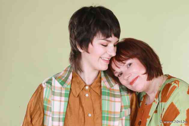 Jolien (23) koos voor borstamputatie nadat ze borstkankergen erfde van haar mama: “Ze is mijn grote steun”