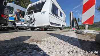 Unbekannte Person lockert Radmuttern und Schrauben von Wohnwagen