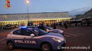 Minacciato con una pistola puntata alla testa e poi rapinato, paura a Termini