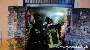 Incendio distrugge negozio di souvenir in Centro