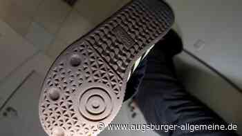 Frau tritt Polizistin in den Unterleib