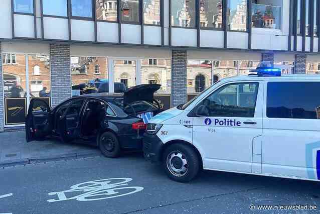 Bestuurder vlucht weg bij politiecontrole  en crasht tegen kapsalon, politieman zwaargewond