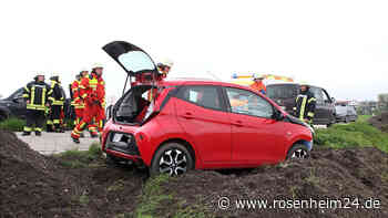 Seniorin (81) kommt mit Auto von der Fahrbahn ab und erleidet Schleudertrauma