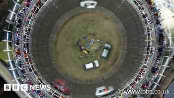 The daring riders of India's 'well of death'