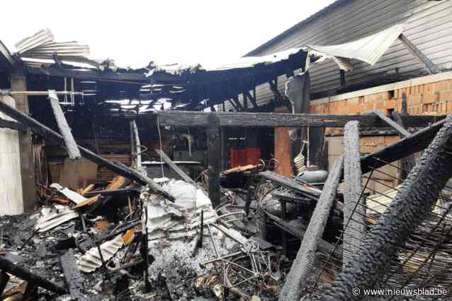 Zaakvoerder schrijnwerkerij laat hoofd niet hangen na zware nachtelijke brand: “We laten onze klanten niet in de steek”