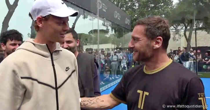 La sfida-esibizione a padel tra Jannik Sinner e Francesco Totti: “Ci siamo divertiti” – Video