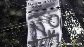 Cartelli coperti e imbrattati, la rabbia contro la ztl fascia verde diventa vandalismo