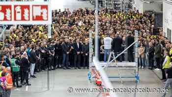 Schüsse in Mercedes-Werk - Mitarbeiter gedenken der Opfer