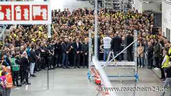 Schüsse in Mercedes-Werk - Mitarbeiter gedenken der Opfer