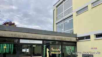 Schulfenster fallen aus dem Rahmen