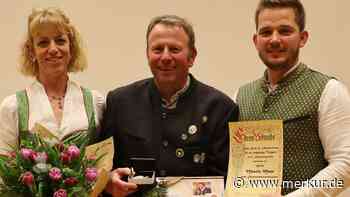 Urkunde, Uhr und Fotoband für den Ehrenschützenmeister