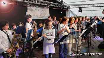 Vor und auf der Bühne: Die nächste Uferlos-Generation entert die Zeltstadt