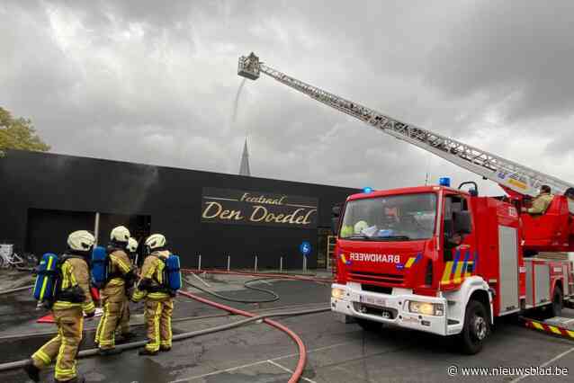 “Enorm moeilijk te bestrijden”: Zware brand vernielt nieuwe feestzaal Den Doedel in Koekelare