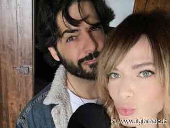 "Tranquilli, poi ci diamo...". Laura Chiatti passa l'aspirapolvere e punge gli hater