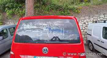 "Apprends à te garer crétin!!": Des voitures mal stationnées taguées au feutre à Saint-Jeannet